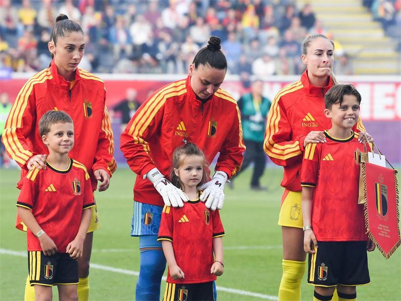 „Rote Löwinnen“ unterliegen dem Favoriten nach starker erster Hälfte Kapitänin Tessa Wullaert rechts bei Ehrung vor Fußballspiel, Teamführung und Auszeichnung sichtbar