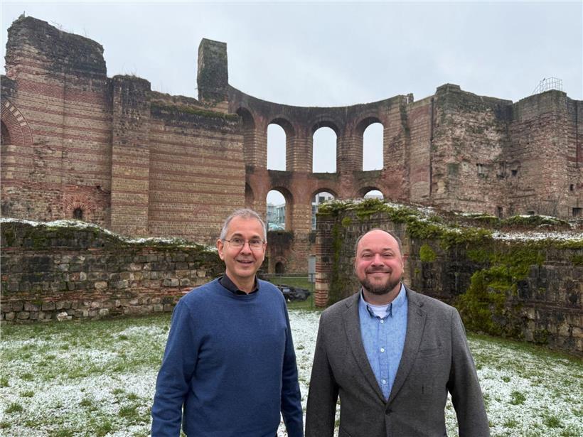 Karl-Uwe Mahler und Thomas Martin vor den historischen Kaiserthermen in Trier, römische Architektur und kulturelles Erbe Rheinland-Pfalz