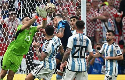 Argentiniens Torwart Emiliano Martinez pariert im WM-Halbfinale 2022 gegen Kroatiens Dejan Lovren in Katar.