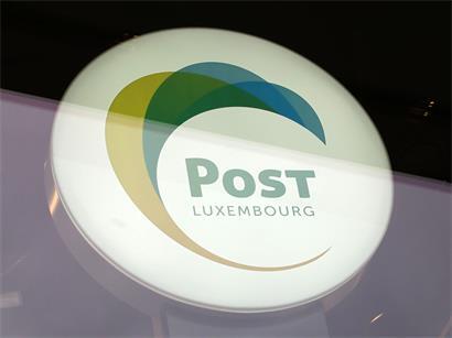 Frau hebt Bargeld am Geldautomaten ab und bezahlt kontaktlos mit Bankkarte ohne Einschränkungen