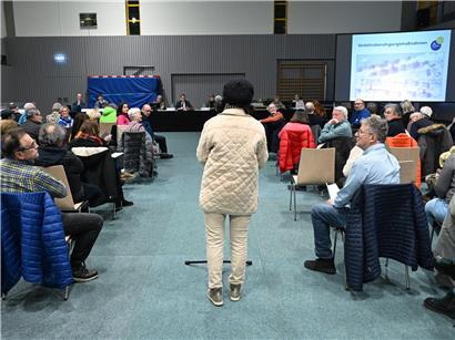 Bürger bei Informationsversammlung protestieren gegen Stadt, keine Unterstützung aus Nachbarschaft sichtbar, Unmut deutlich sichtbar