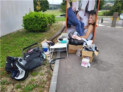 Kleidercontainer mit falsch entsorgtem Müll und Abfall, häufiges Problem bei Altkleider-Sammelstellen