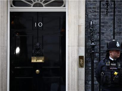 Keir Starmer vor 10 Downing Street, britischer Oppositionsführer bleibt im politischen Zentrum Londons