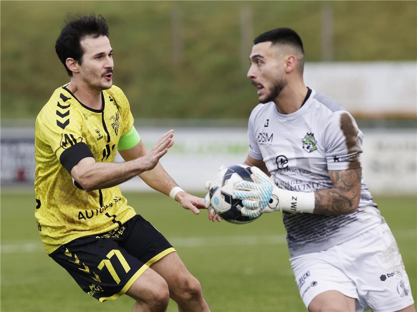 Ken Corrals versucht vergeblich, Joao Machado von den Mondorfern am Durchbruch zu hindern beim Fußballspiel