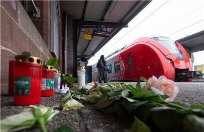 Kerzen und Blumen am Bahnhof Landstuhl als Gedenkstätte für getöteten Bahnmitarbeiter Serkan Çalar
