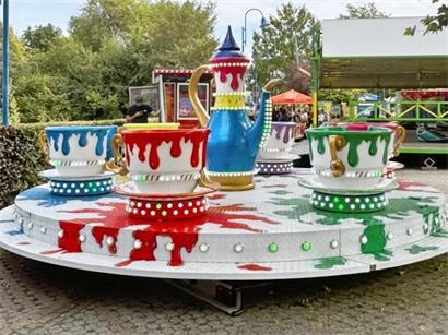 Kinder können das Tassenkarussell gratis nutzen