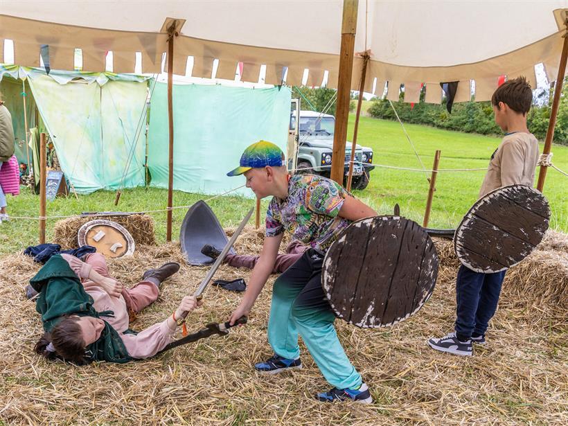 Die Ritter sind los: Was Besucher auf dem „Butschebuerger Buergfest“ erwartet Kinder können sich an Schwertkämpfen versuchen