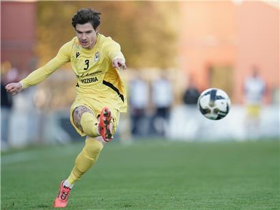 Außenansicht des Kino Delorge mit beleuchtetem Schriftzug und Filmplakaten bei Abendlicht