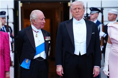 König Charles III bei souveränem Auftritt in Washington neben Möchtegern-König, britische Öffentlichkeit zufrieden