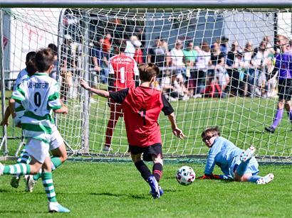 König Fußball auf dem Spielfeld symbolisiert die starke Anziehungskraft des beliebtesten Sports weltweit