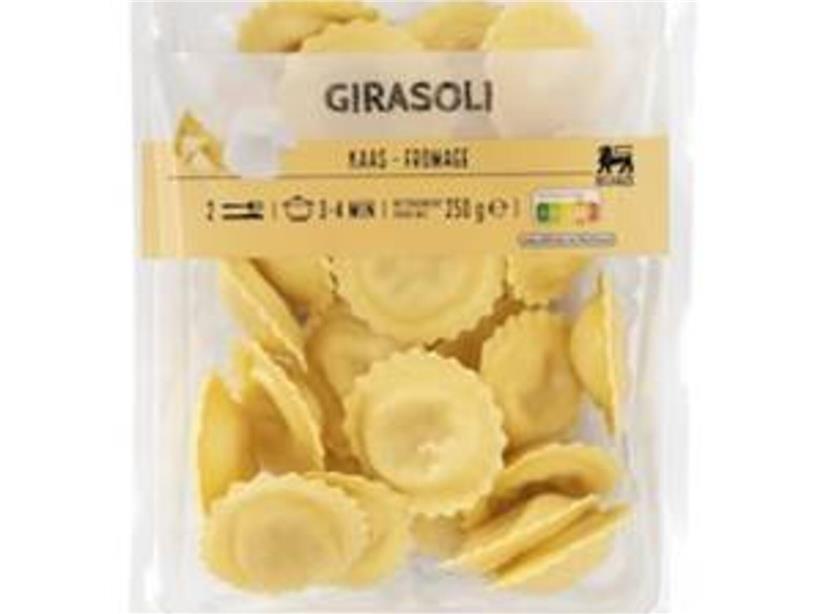 Metallfragmente in Nahaufnahme, rostige Metallteile und scharfe Kanten auf dunklem Hintergrund