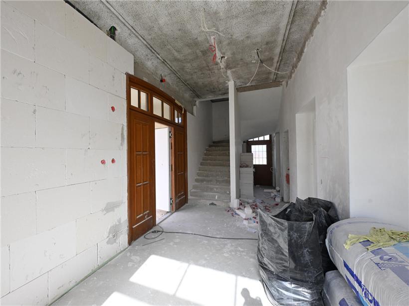 Baustelle im Sommer mit fast fertiggestelltem Gebäude und klarem Himmel, Sommerprojekt im Bauprozess