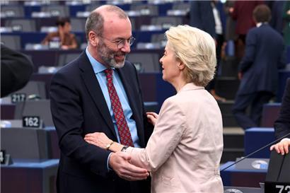 Konservative Deutsche mit viel Macht in der EU: Kommissionspräsidentin Ursula von der Leyen und EVP-Chef Manfred Weber

