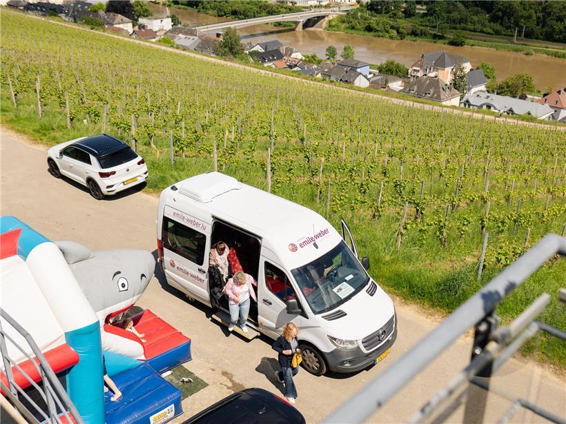 „Wine Taste Enjoy“ lädt an Pfingsten zu offenen Weingütern ein Kostenlose Shuttlebusse fahren zwischen Weinorten und teilnehmenden Weingütern für komfortable Weinreisen