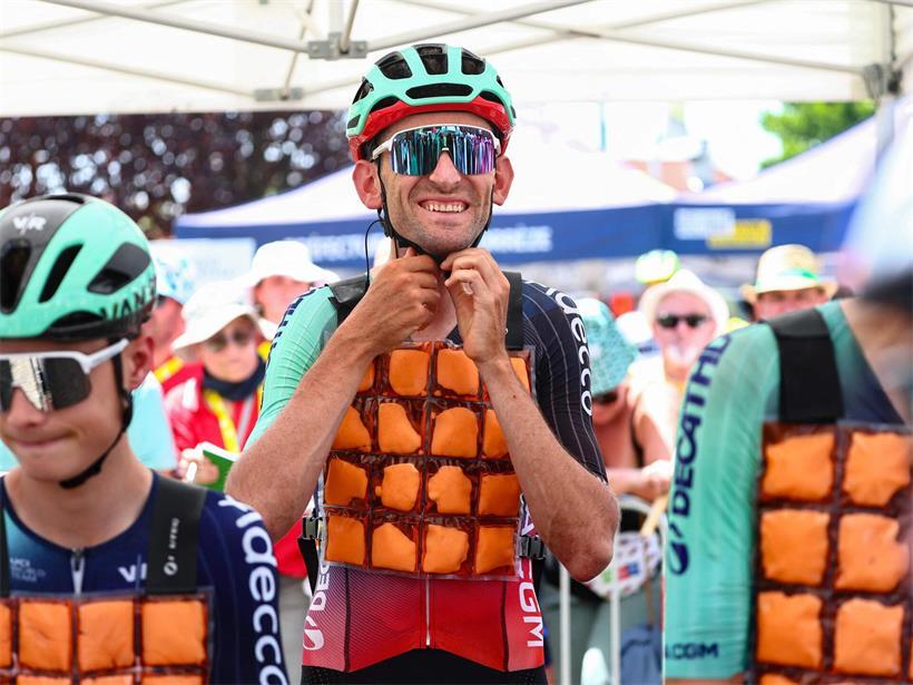 Kühlweste bei der Tour de France getragen, Radfahrer schützt sich vor Hitze während des Rennens
