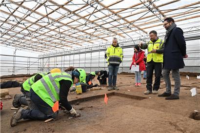 Kulturminister Eric Thill besucht Merowinger-Siedlung in Rollingen bei Mersch, historischer Ort und archäologische Stätte