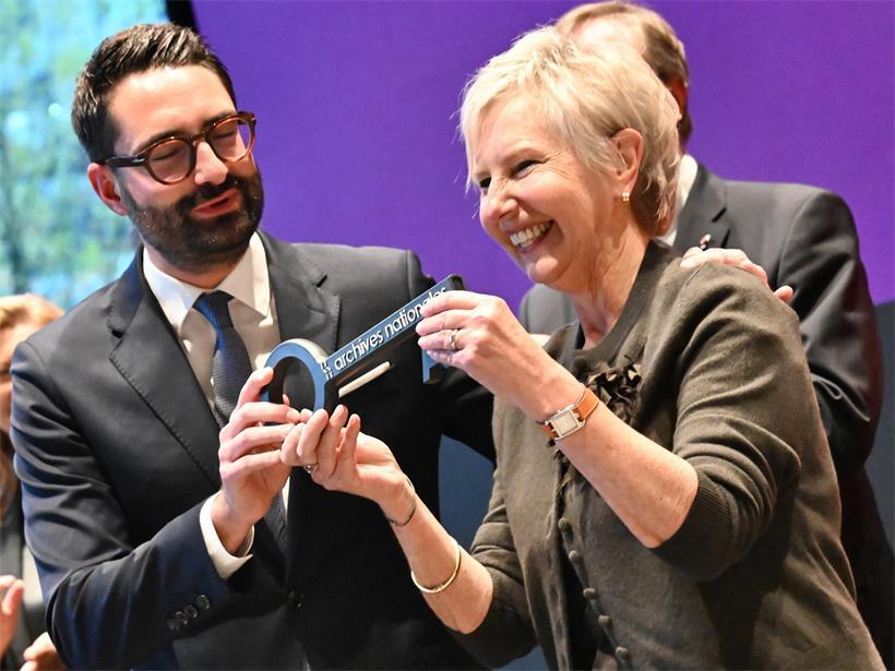 Kulturminister Eric Thill und die Direktorin des Nationalarchivs, Josée Kirps, halten den Einweihungsschlüssel