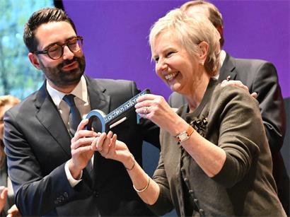 Kulturminister Eric Thill und die Direktorin des Nationalarchivs, Josée Kirps, halten den Einweihungsschlüssel