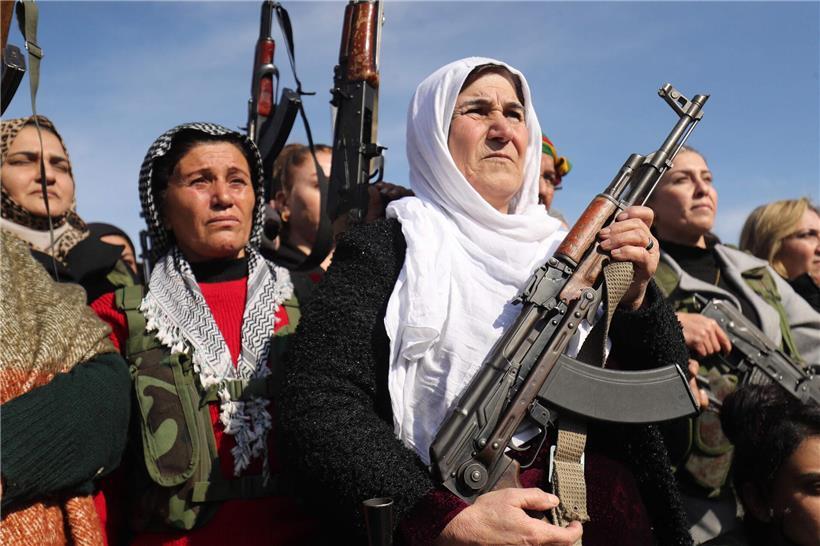 Kurdische Frauen in Kampfausrüstung beteiligen sich am Kampf gegen syrische Truppen im syrischen Konflikt