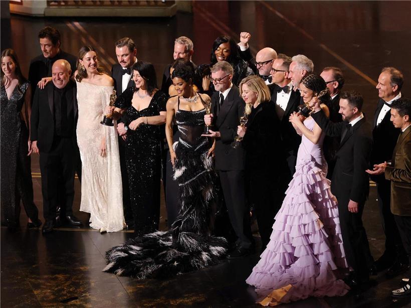 (L-R) Alana Haim, Benicio del Toro, José Antonio García, Florencia Martin, Leonardo DiCaprio, Cassandra Kulukundis, Teyana Taylor, Shayna McHale AKA Junglepussy, Paul Thomas Anderson, Sara Murphy, Michael Bauman, Anthony Carlino, Will Weiske, Chase Infiniti, Andy Jurgensen, Christopher Scarabosio und Tony Villaflor von der Produktion „One Battle After Another“ nehmen den Oscar in der Kategorie „Best Picture“ entgegen