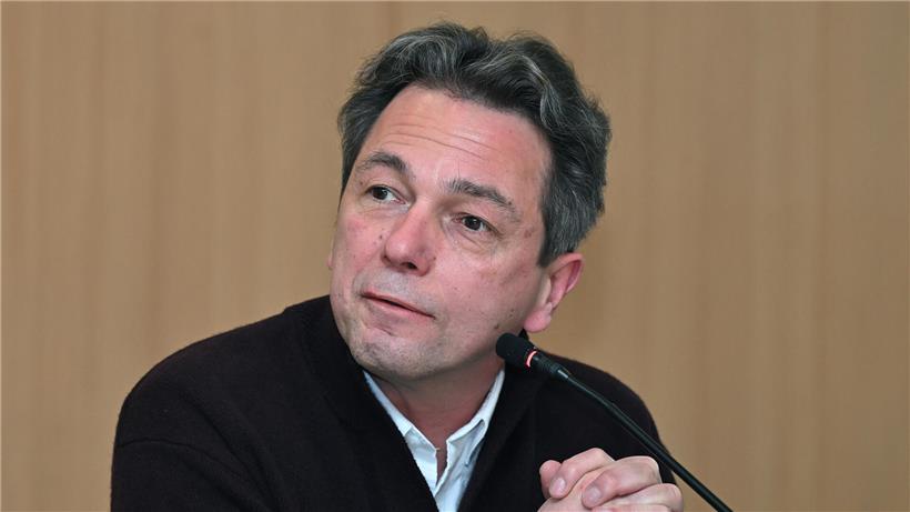 Porträt von LSAP-Schöffe Philippe Meyers in offizieller Kleidung vor neutralem Hintergrund