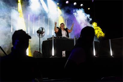 La DJ Barbara Butch samedi dernier au festival Hameau à Saint-Martin-du-Tertre
