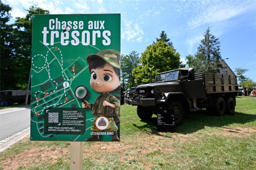 La journée portes ouvertes de l’armée luxembourgeoise rappelle, à première vue, celle des kermesses d’antan
