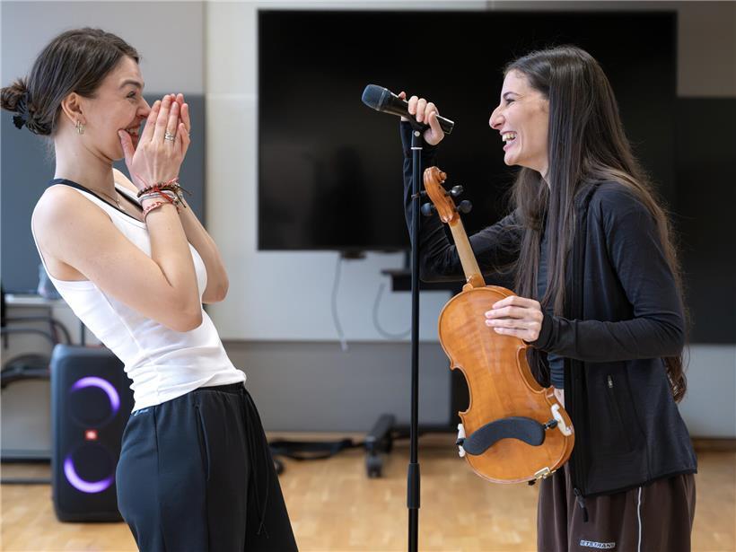 Eva Marija und Choreografin Melanie Marques lachen und sprechen sich bei Tanzprobe ab