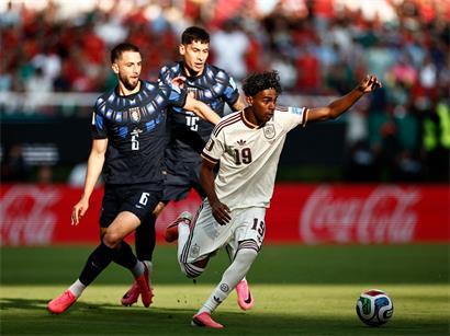 Lamine Yamal im Trikot der spanischen Nationalmannschaft, fit für volle 90 Minuten laut Trainer Luis de la Fuente