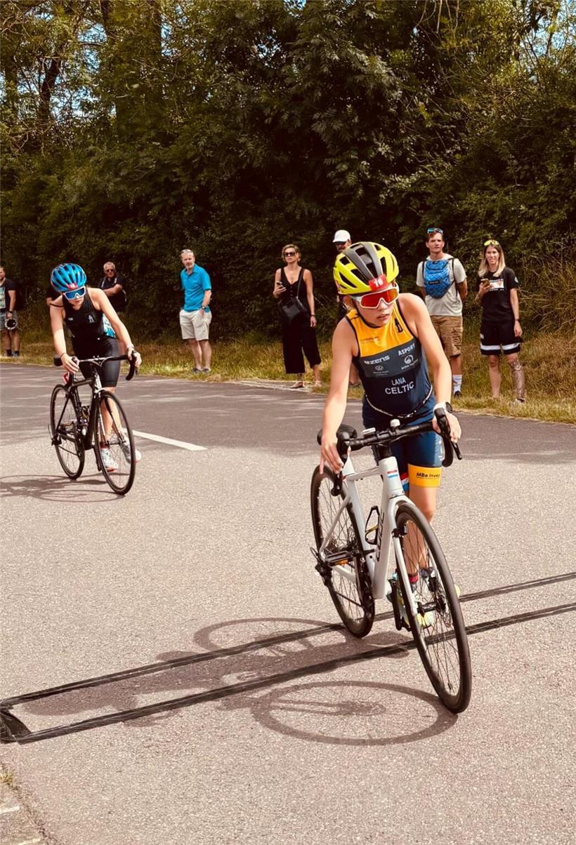 Die Sportskanone Lana und Ameisen, die Blätter schneiden