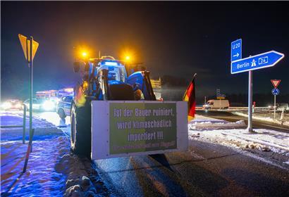 Landwirte protestieren mit Traktoren und Bannern an Autobahn gegen Mercosur-Handelsabkommen