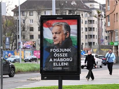 Wahlplakat von Viktor Orban mit Aufschrift „Lasst uns gemeinsam gegen den Krieg vorgehen“ trotz Nähe zu Putin und Russland-Krieg
