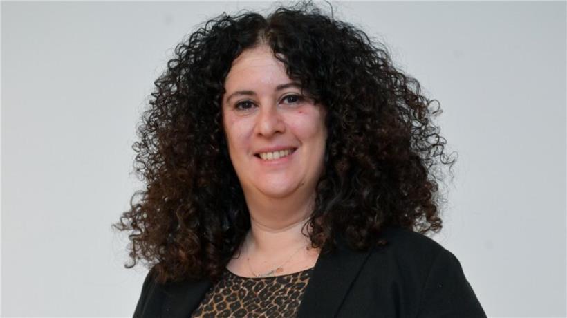 Laura Pregno, déi gréng Rätin der Gemeinde Differdingen, Porträtfoto vor kommunalem Hintergrund