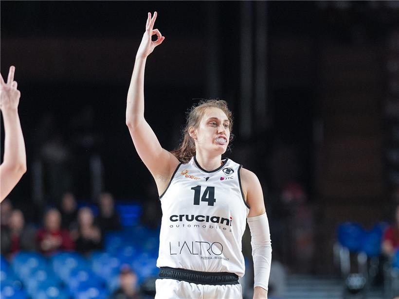 Lauren Van Kleunen spielt Basketball für T71 in ihrer zweiten Saison, dynamisch und fokussiert auf dem Spielfeld.