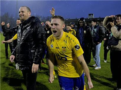 Laurent Jans und Teamkollegen feiern ausgelassen bei einer feuchtfröhlichen Nacht mit Getränken und guter Stimmung