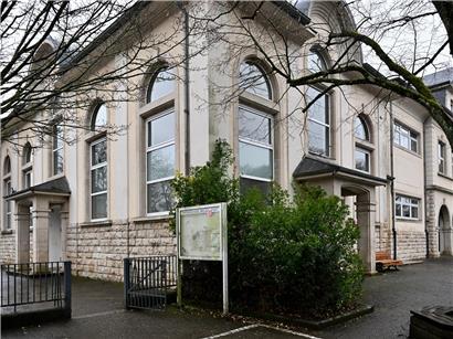 Älteste unrenovierte Schule der Gemeinde laut Bürgermeisterin, symbolisch für dringend benötigte Bildungsstruktur-Erneuerung