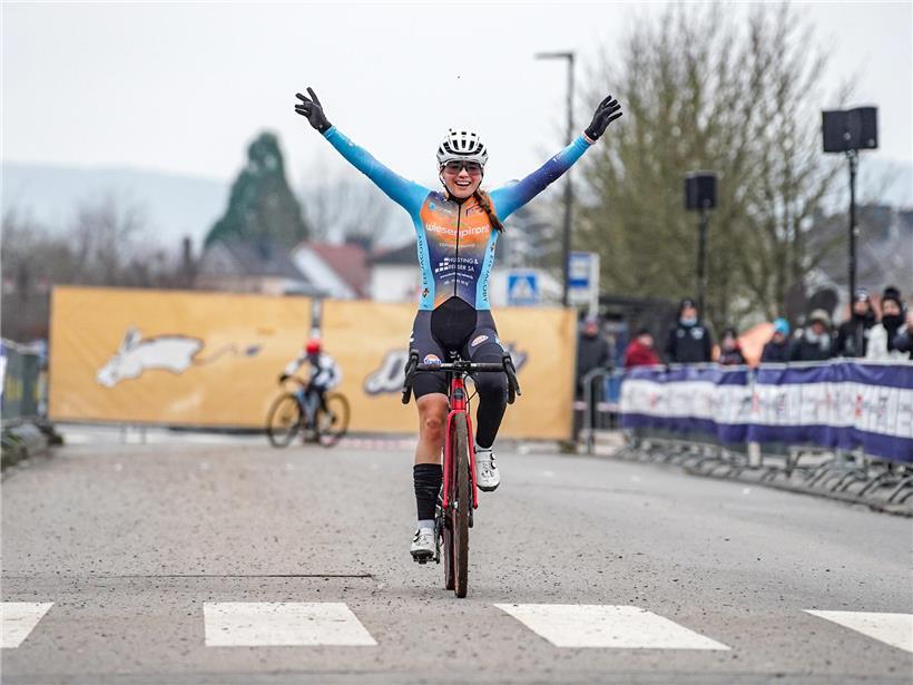 Layla Barthels jubelt in Diekirch über Espoirs-Landesmeistertitel im Triathlon