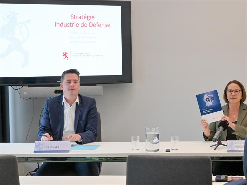 Le 26 mars 2026, la ministre de la Défense Yuriko Backes et le ministre de l’Economie Lex Delles présentaient la première „Stratégie industrie de défense du Luxembourg“