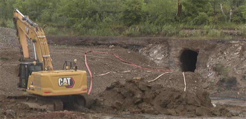 Le dégagement d’un canal maçonné au pied du Kazebierg à l’occasion de travaux de terrassement effectués sur la „Rout Lëns“ en novembre 2024