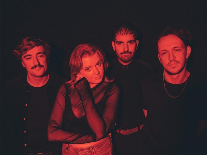 Karla Chubb (2ième d.g.) est au centre du groupe irlandais Sprints