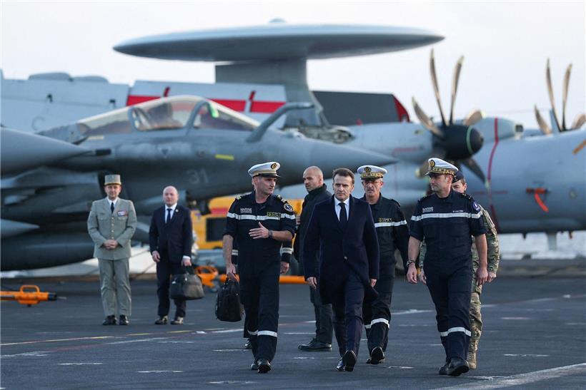 Präsident Emmanuel Macron besucht das französische Flugzeugträger Charles de Gaulle am Montag