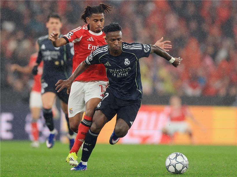 Leandro Barreiro im Laufduell mit Real Madrid Star Vinícius Júnior während spannendem Fußballspiel