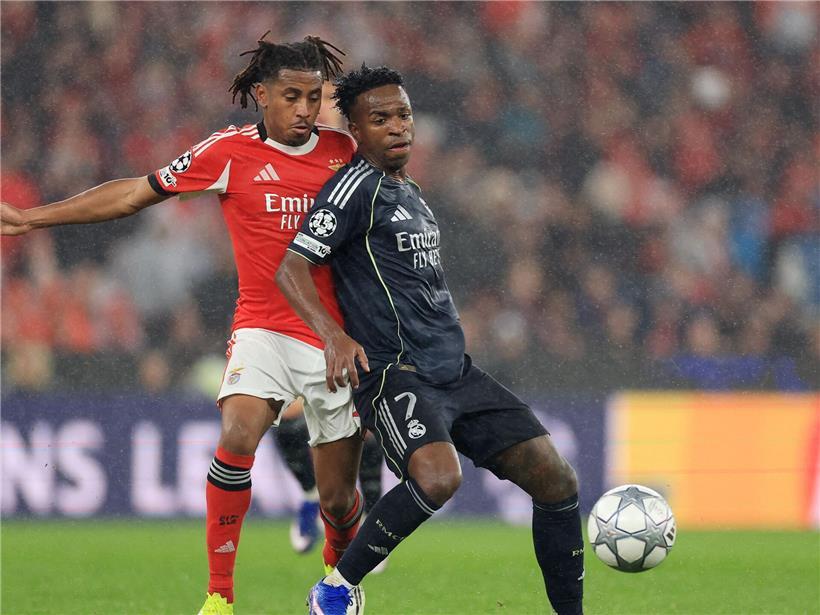 Leandro Barreiro spielt im Benfica-Trikot auf dem Fußballfeld in Aktion während eines Spiels