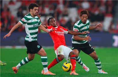 Leandro Barreiro wirft sich in das Duell mit den beiden Sporting-Spielern Pedro Gonçalves (l.) und Hidemasa Morita
