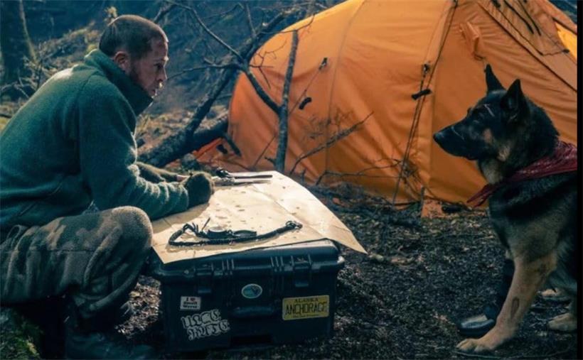 Leiden beide unter ihrer Zeit im Krieg: Brad Pitt (l.) und Odin (r.) spielen in „Heart of the Beast“ zwei traumatisierte Veteranen