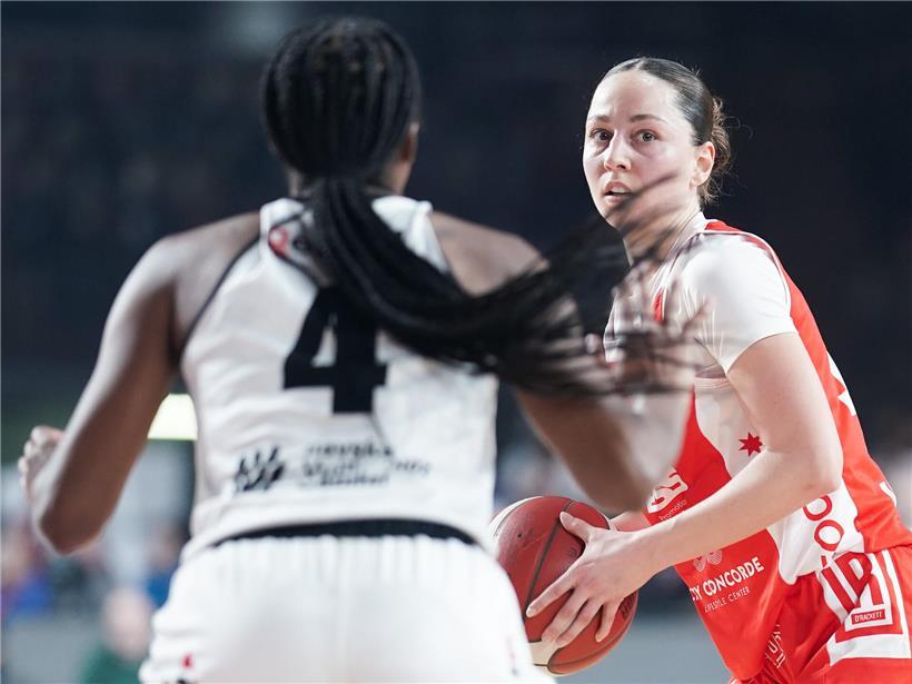 Lena Mersch in Sparta-Damen-Trikot während der Saison 2022/23 im Handballspiel