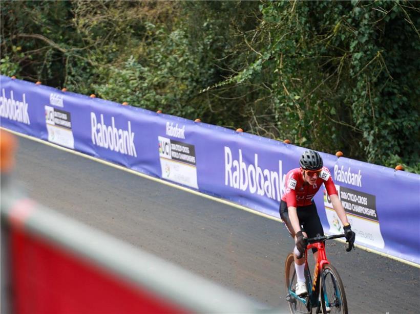 Lennox Papi feiert den dritten Platz bei den Espoirs in einem spannenden Wettkampf.