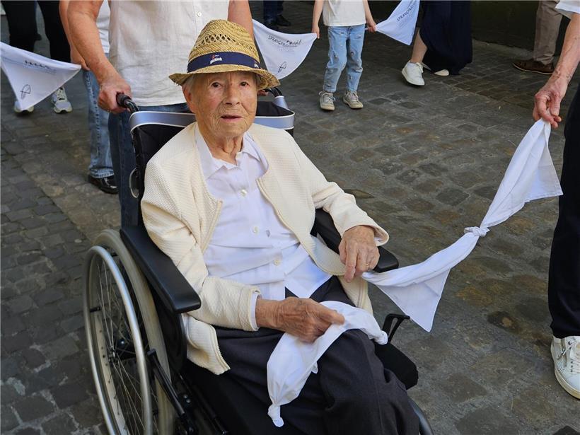 Leonie Moris (95) steht neben ihrem Rollstuhl beim Besuch der historischen Krypta, zeigt Mobilität und Lebensfreude