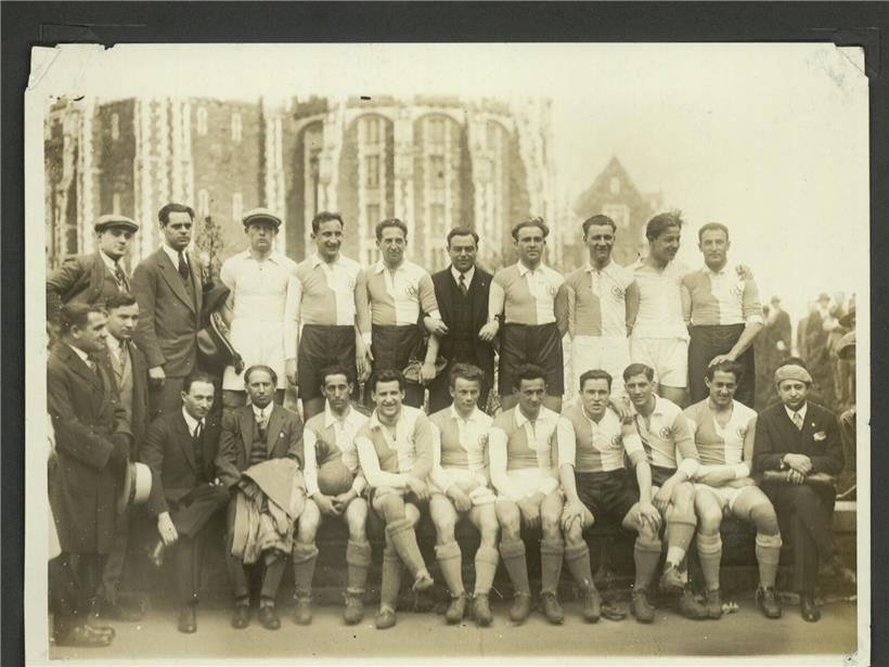 Hakoah-Fußballteam 1926 auf Dach in Chicago mit Max Gold, Bela Guttmann und Max Häusler, historische Mannschaftsaufnahme