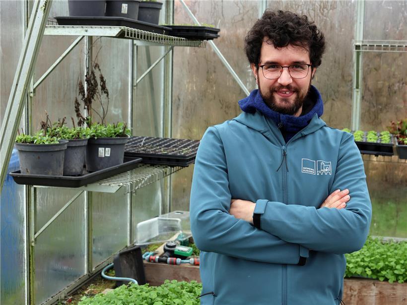 Leroy Caldarella, Direktor des Matgesfeld, erklärt Pflanzenwachstum mit grünen Pflanzen im Hintergrund